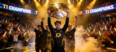 DOTA2国际邀请赛TI现场，冠军队伍举起不朽盾的辉煌时刻