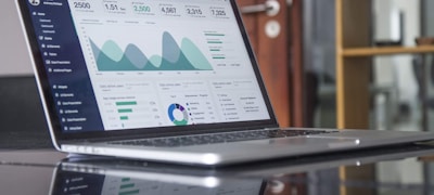 电竞数据分析师正在大屏幕前分析复杂的比赛数据报表