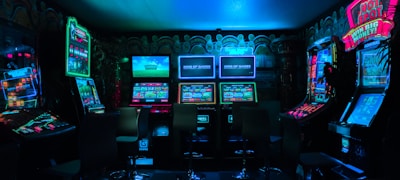 多名电竞选手在电脑前紧张激烈比赛的特写镜头