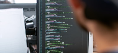 电竞记者在比赛后台采访冠军选手的现场照片